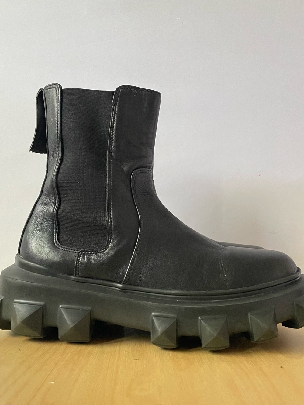 Valentino Garavani Roman Stud Leather Chelsea Boots | EU 38